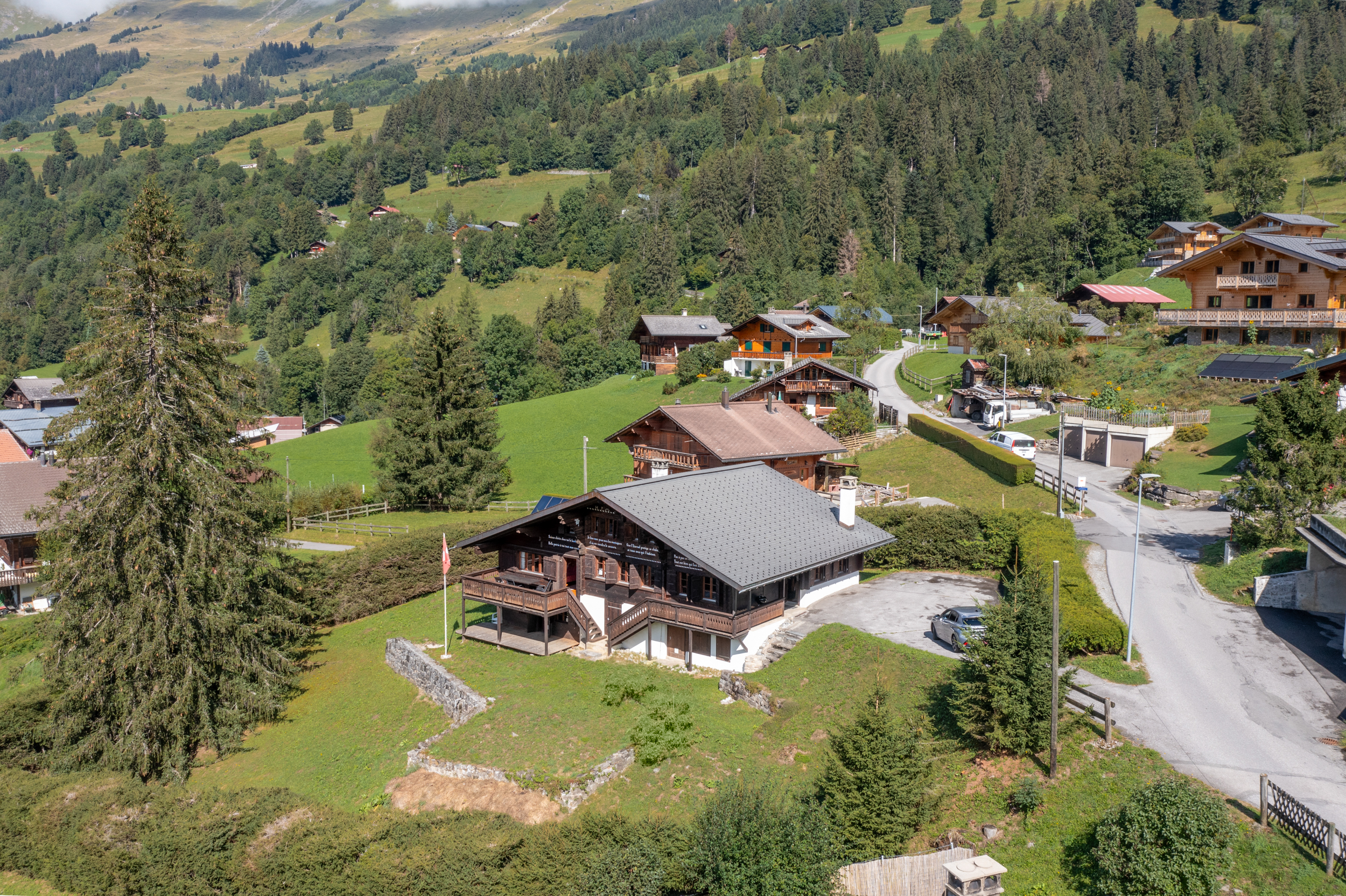 Photographie d'un pittoresque chalet suisse en montagne, mettant en valeur son charme rustique et son cadre naturel époustouflant